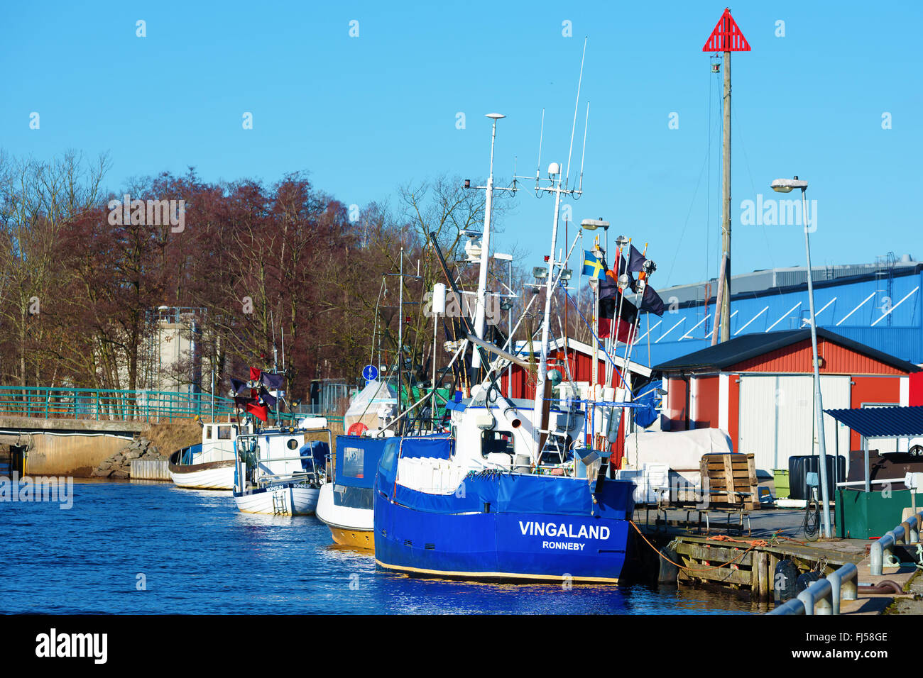 Ronneby, Svezia - 26 Febbraio 2016: piccole barche da pesca ormeggiate nel porto. Il fiume Ronnebyan flusso delicatamente accanto alle barche. Foto Stock