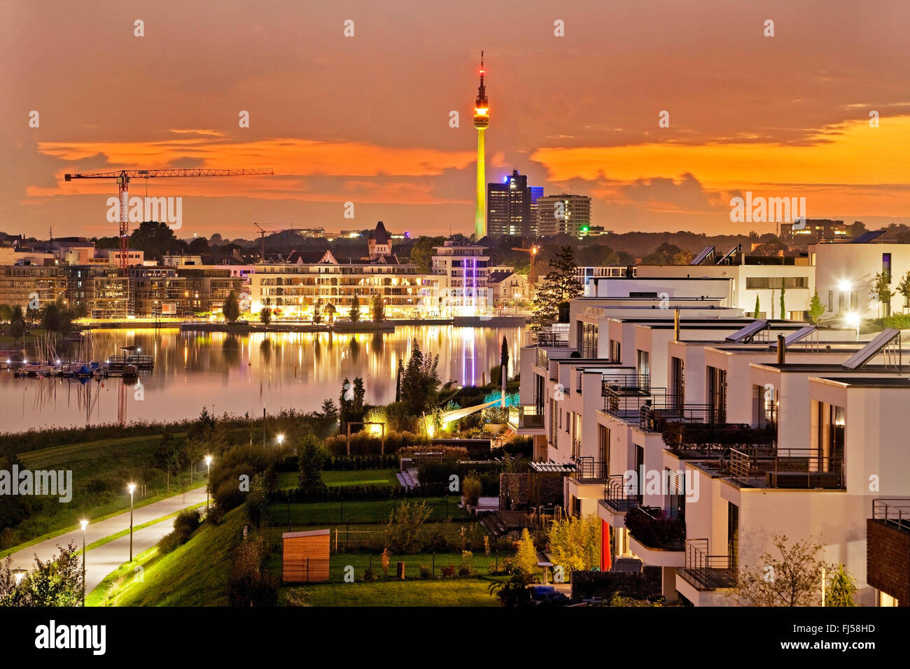 Nuova zona residenziale al Lago di Phoenix e Florianturm telecommunications tower di sera, in Germania, in Renania settentrionale-Vestfalia, la zona della Ruhr, Dortmund Foto Stock