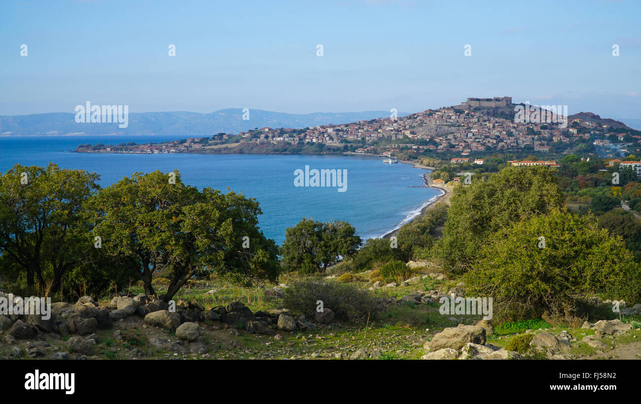Vista di Mythimna, Lesbo. La Grecia. La baia e la città vecchia. Foto Stock