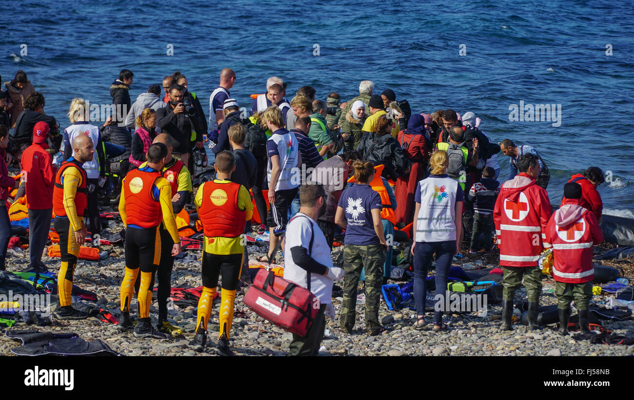 I rifugiati sono arrivati dalla Turchia sulla barca a riva del isola greca di Lesbo. Posizionare il neo arrivato in barca. Anche qui il Foto Stock