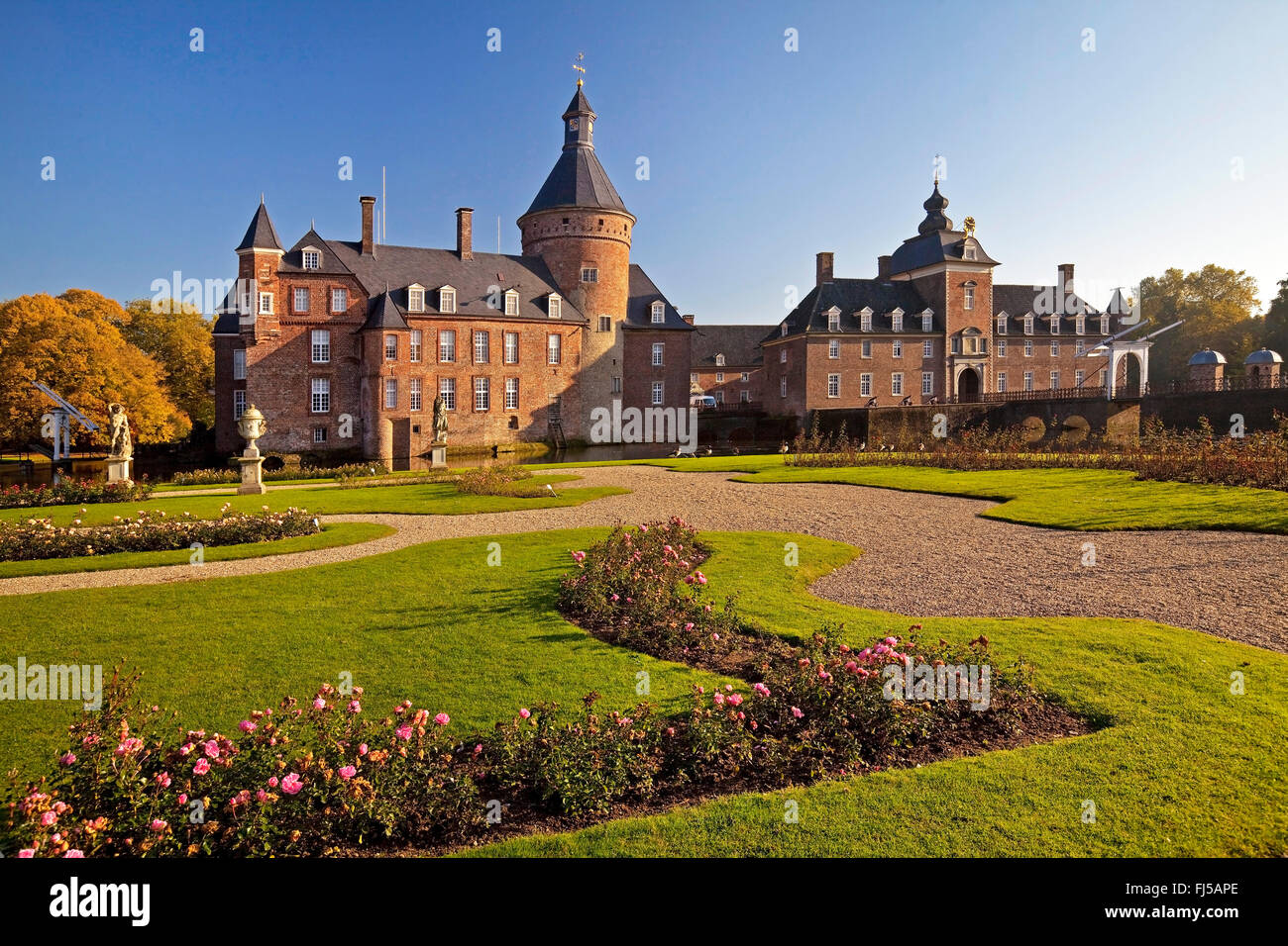 Castello Anholt francese con giardino formale, in Germania, in Renania settentrionale-Vestfalia, Muensterland, Isselburg-Anholt Foto Stock