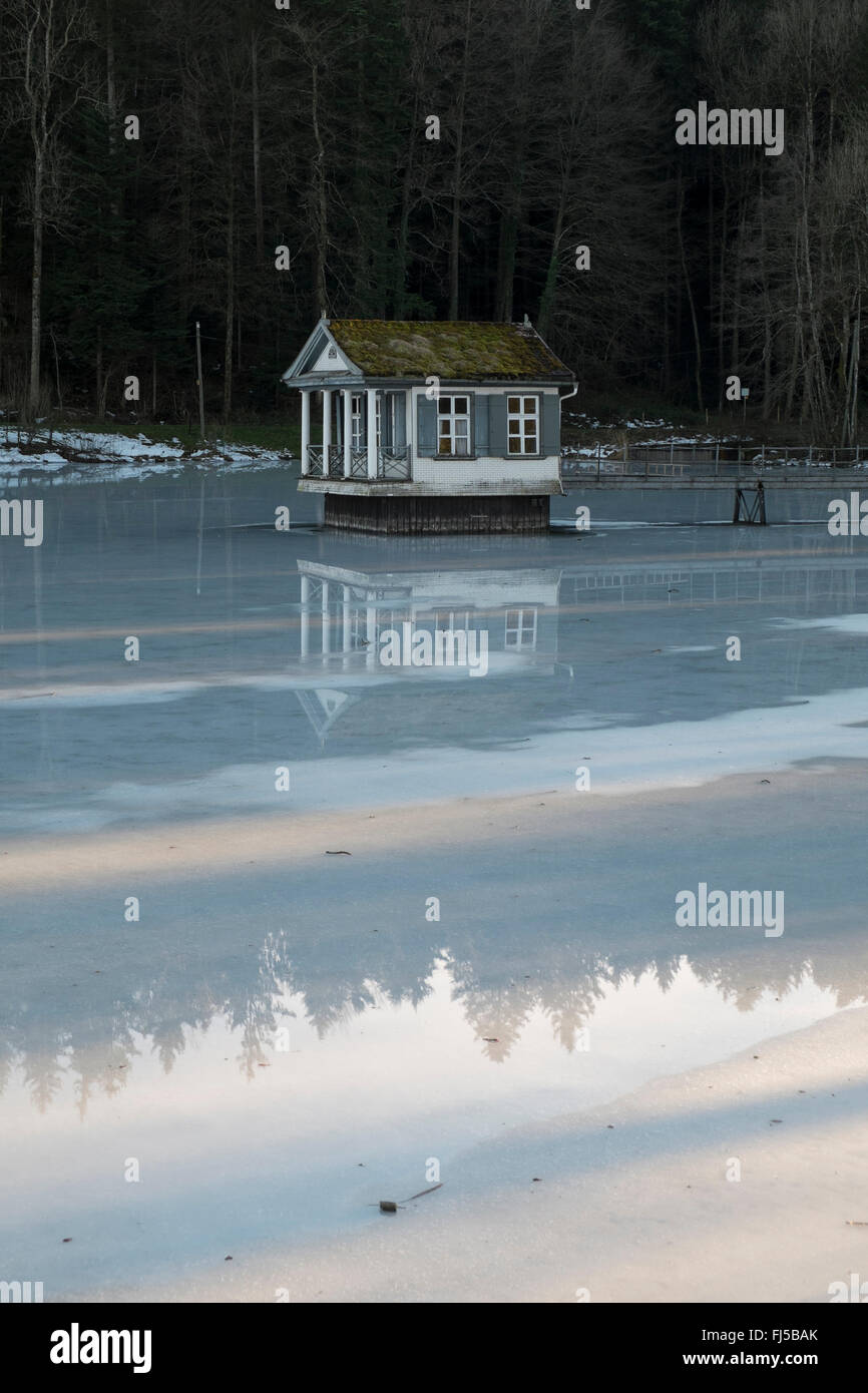 Congelato stagno e Boathouse orientamento verticale Foto Stock