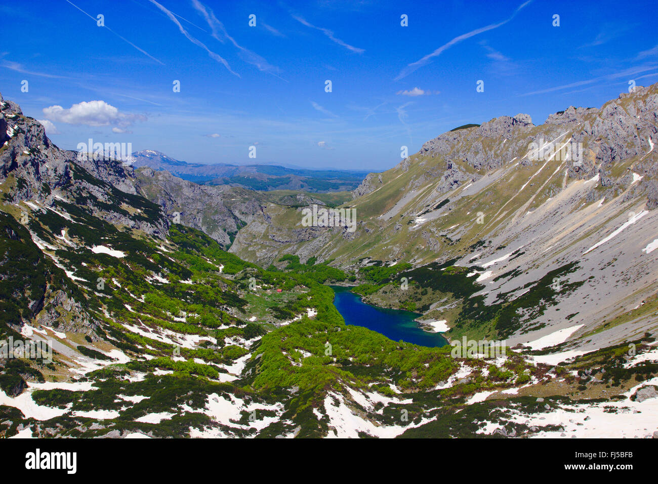 Vista da Samar pass per il lago di montagna Skrcko Jezero, massiccio del Durmitor, Montenegro, Parco Nazionale Durmitor Foto Stock