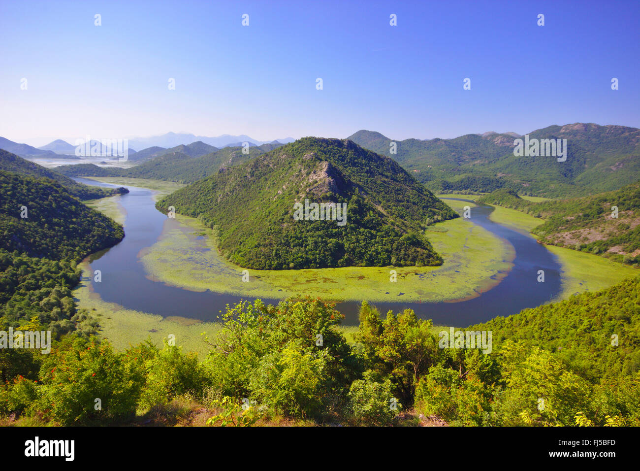 Vista da Pavlova Strana a Rijeka Crnojevica fiume vicino lago di Skadar, Montenegro Foto Stock