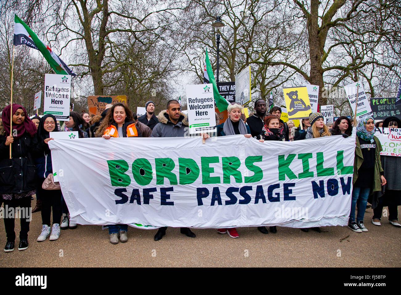 I dimostranti al rally di Marble Arch nello stesso giorno come dimostrazioni in tutta Europa per i diritti dei profughi. Foto Stock