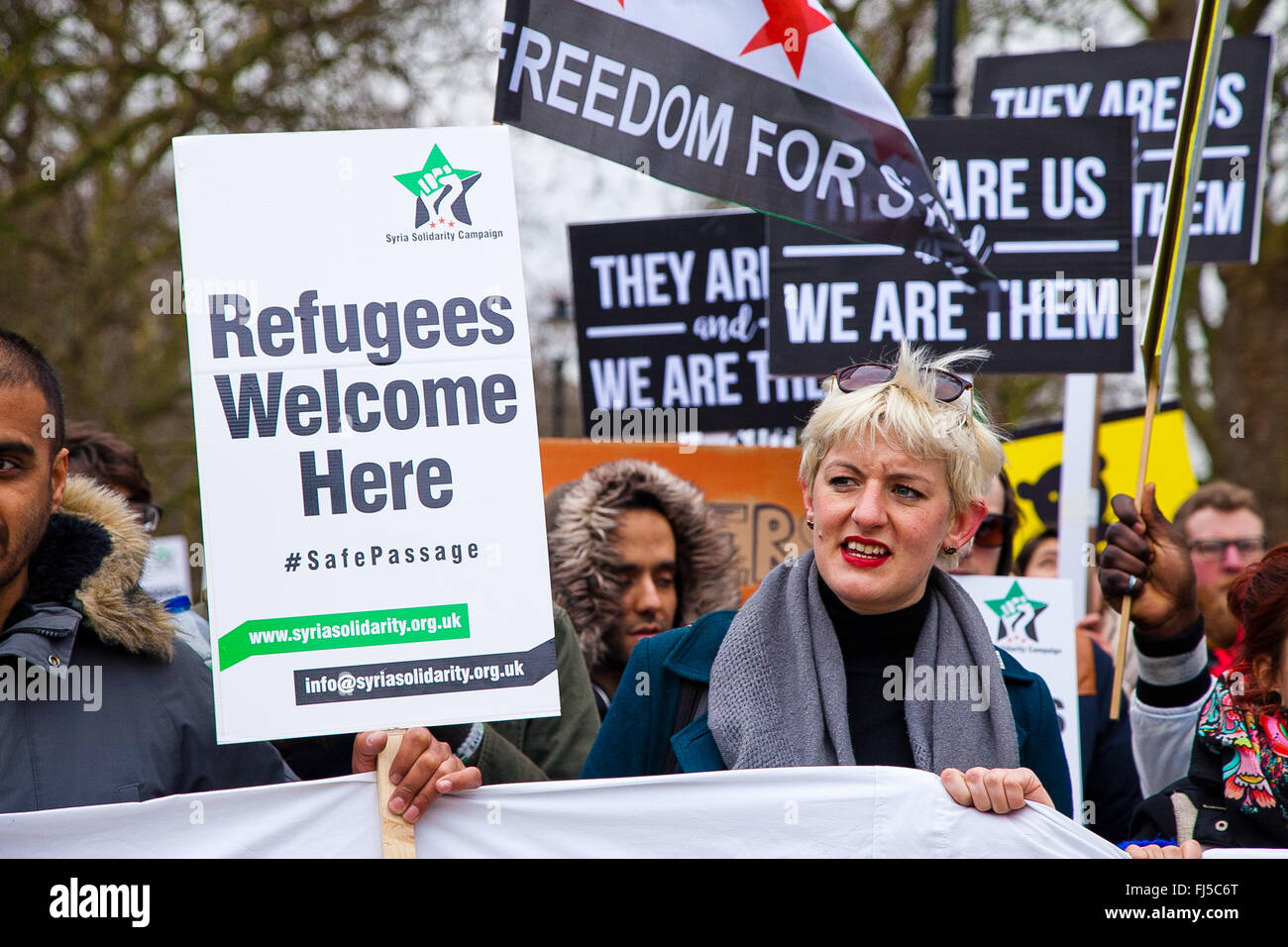 I dimostranti al rally di Marble Arch nello stesso giorno come dimostrazioni in tutta Europa per i diritti dei profughi. Foto Stock