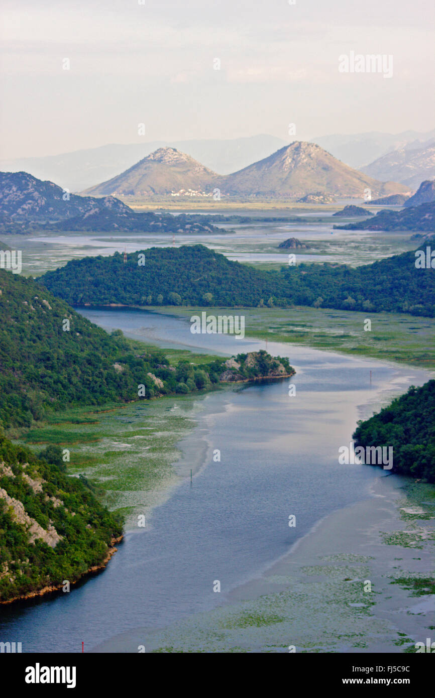 Vista da Pavlova Strana a Rijeka Crnojevica fiume vicino lago di Skadar, Montenegro Foto Stock