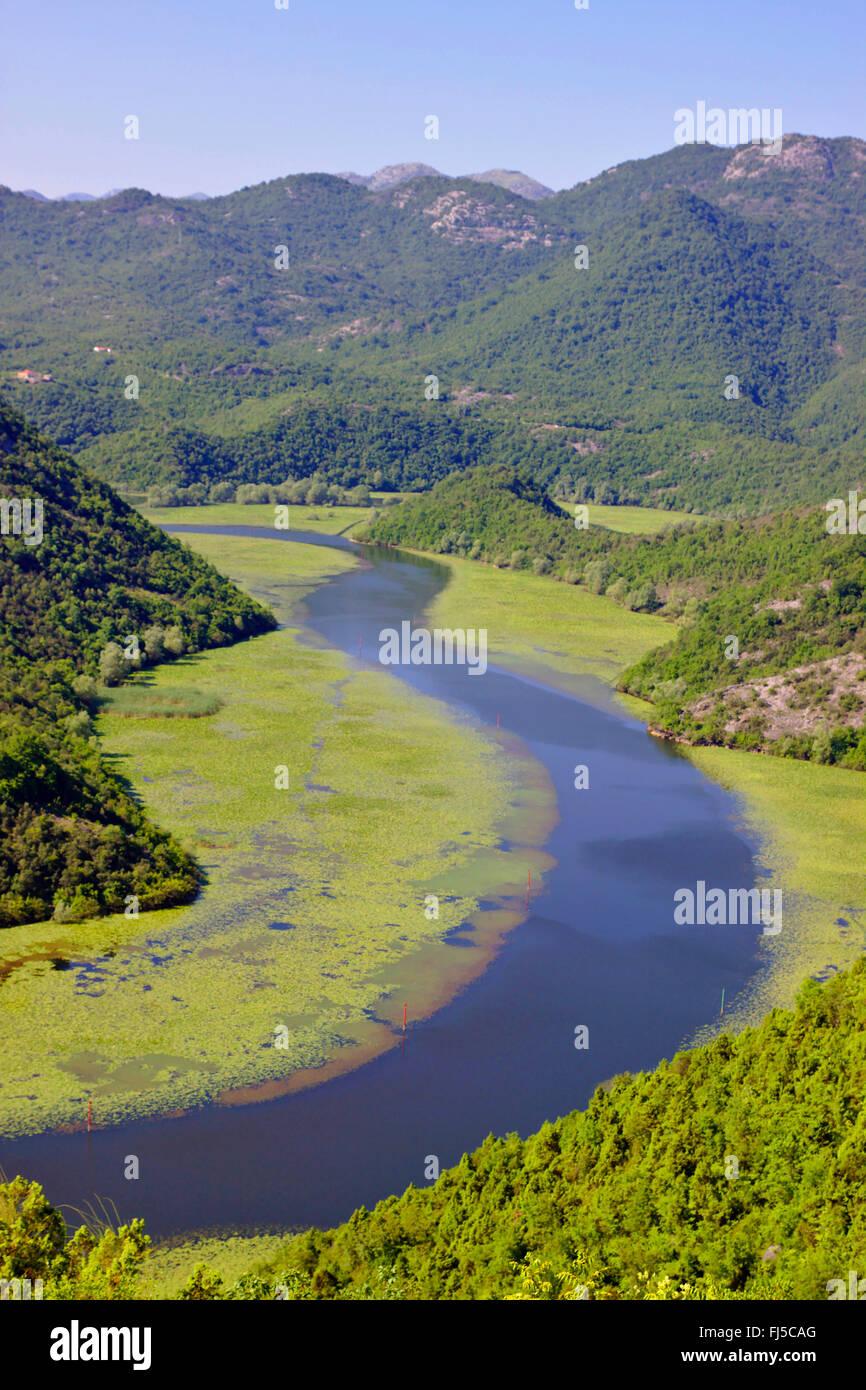 Vista da Pavlova Strana a Rijeka Crnojevica fiume vicino lago di Skadar, Montenegro Foto Stock