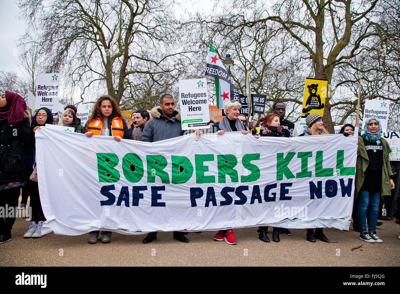 I dimostranti al rally di Marble Arch nello stesso giorno come dimostrazioni in tutta Europa per i diritti dei profughi. Foto Stock