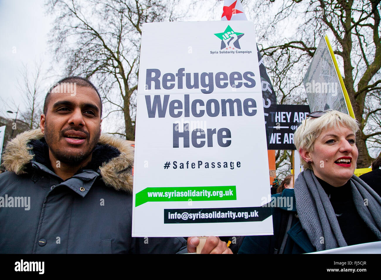 I dimostranti al rally di Marble Arch nello stesso giorno come dimostrazioni in tutta Europa per i diritti dei profughi. Foto Stock