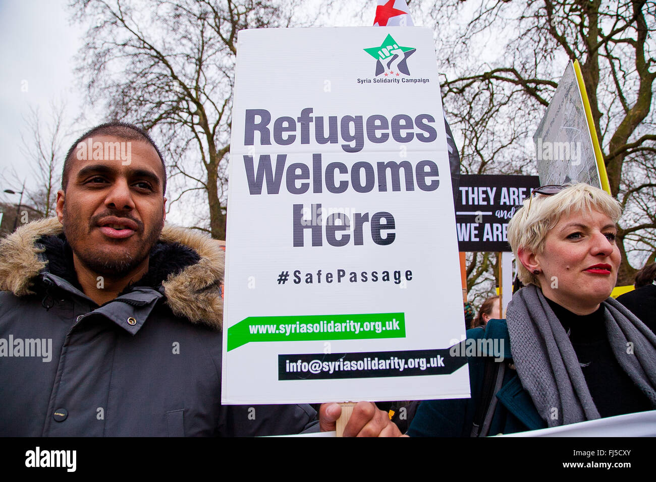 I dimostranti al rally di Marble Arch nello stesso giorno come dimostrazioni in tutta Europa per i diritti dei profughi. Foto Stock