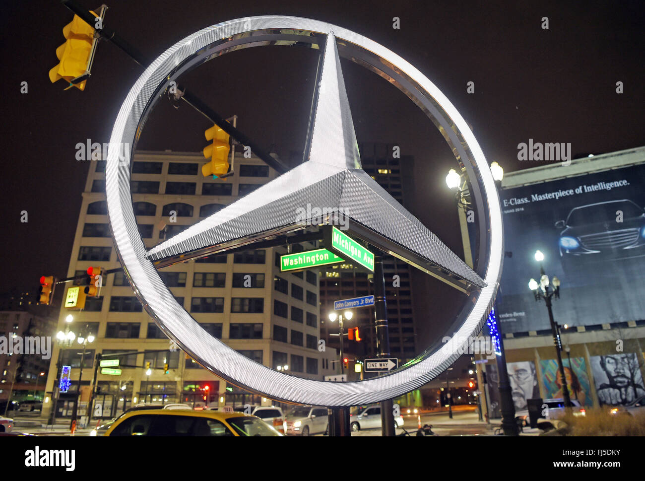 Detroit, Michigan, Stati Uniti d'America. Decimo gen, 2015. FILE - una Mercedes Benz logo che si vede di fronte all hotel a Detroit, Michigan, Stati Uniti d'America, 10 gennaio 2015. Foto: ULI DECK/dpa/Alamy Live News Foto Stock