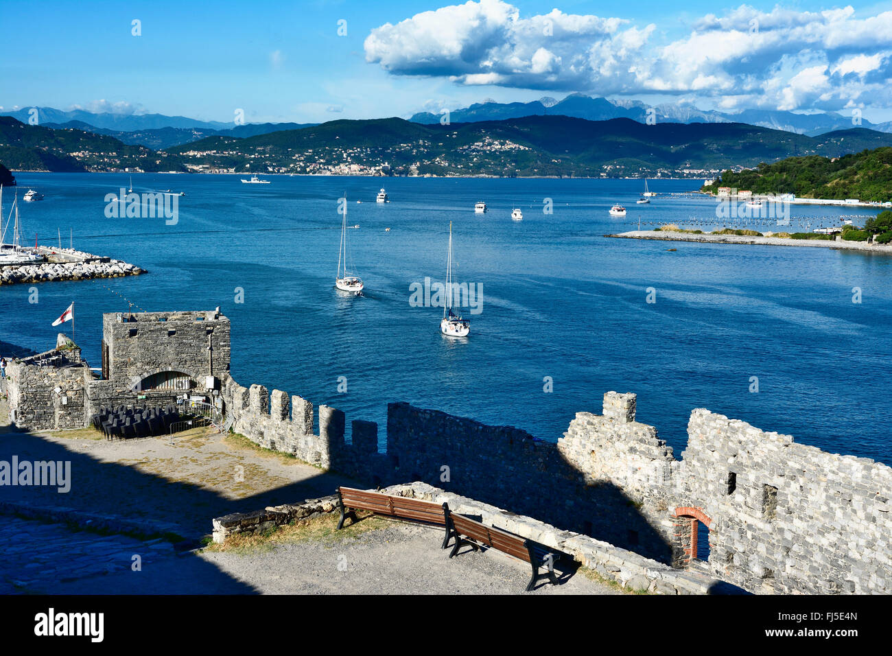 Vista del Golfo dei Poeti e Portovenere town, La Spezia, vicino alle Cinque Terre, Liguria, Italia Foto Stock