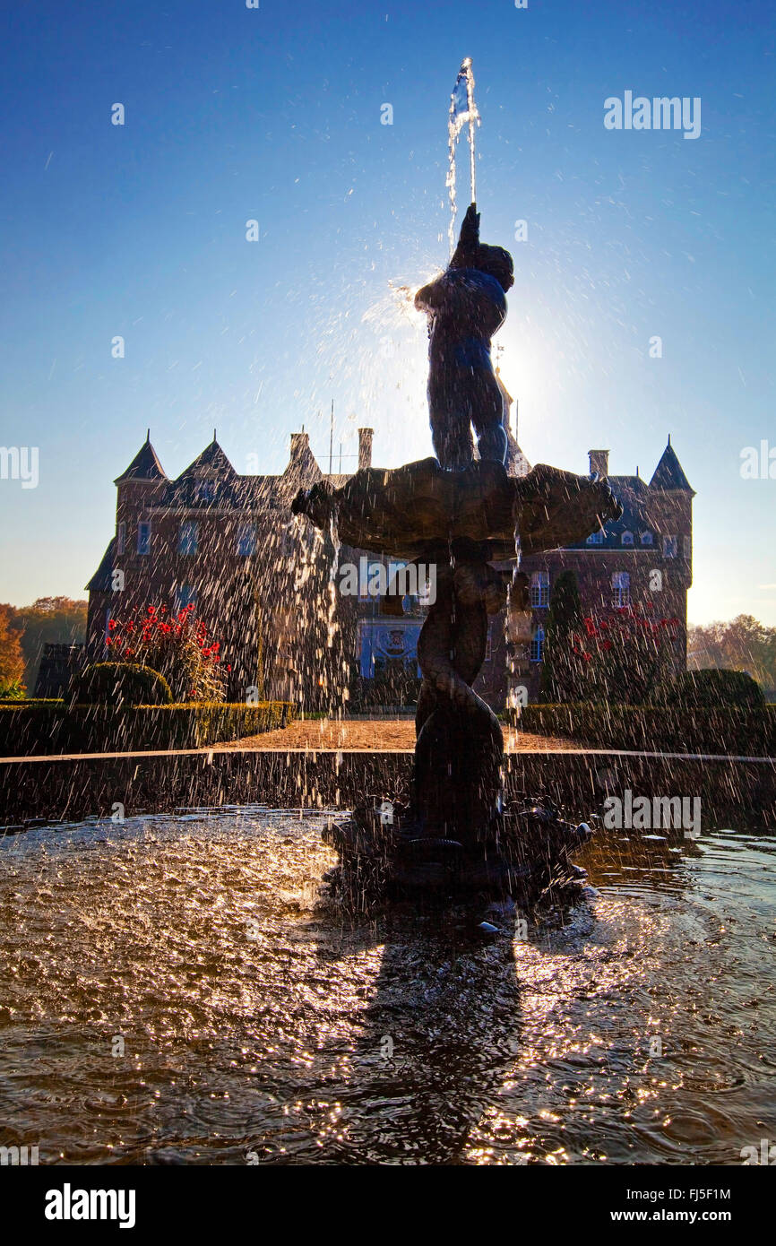 Fontana sulla parte anteriore del castello di Anholt, Francese Giardino Formale, in Germania, in Renania settentrionale-Vestfalia, Muensterland, Isselburg-Anholt Foto Stock
