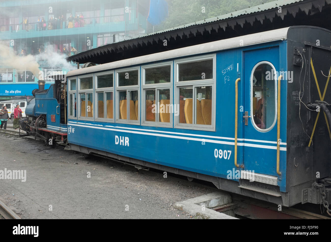 Darjeeling Himalayan Railway Classe B locomotiva a vapore 780 (DHR 22) ed il carrello a Ghum stazione ferroviaria, West Bengal, India. Foto Stock