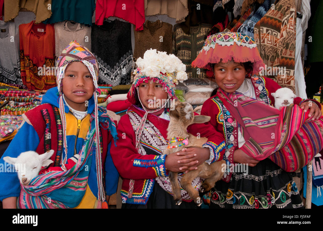 Bambini peruviani immagini e fotografie stock ad alta risoluzione - Alamy