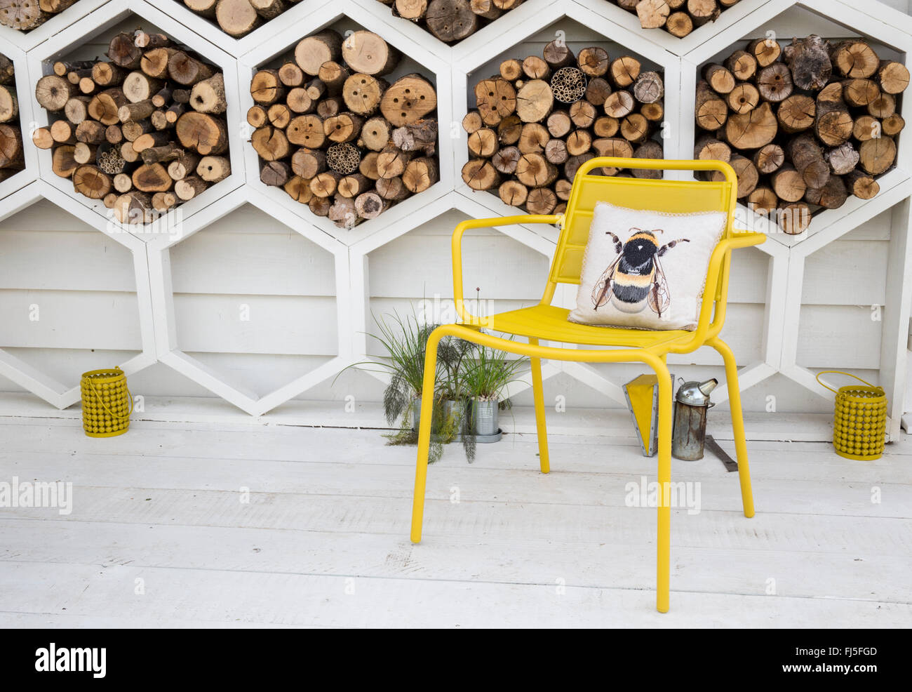 Sedia da giardino adatta alla fauna selvatica con cuscino per api e deposito in legno di legno, insetti insetti, insetti, hotel motel sul ponte dipinto del Regno Unito Foto Stock