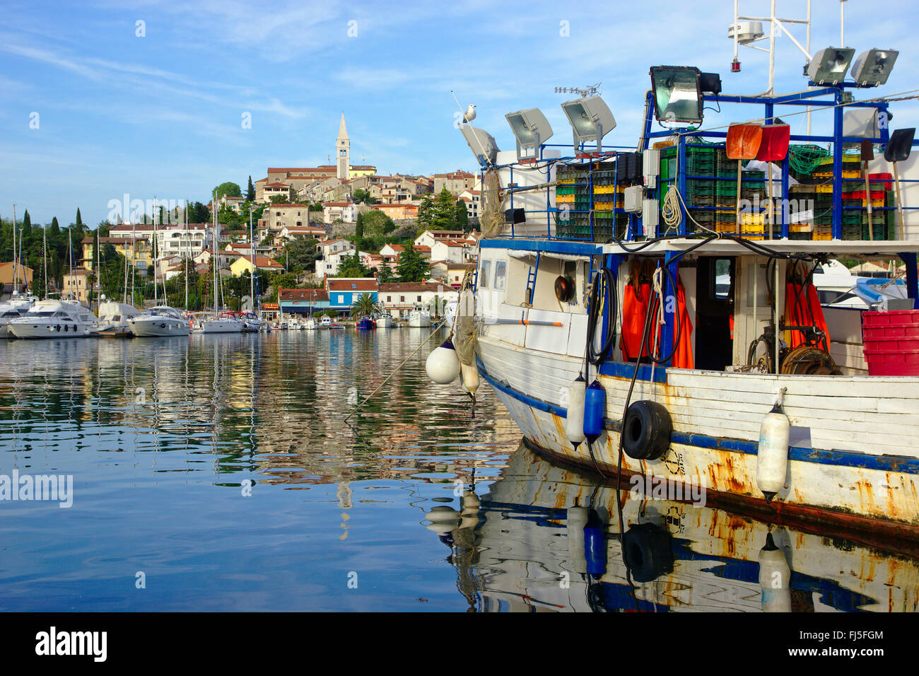 Peschereccio nel porto, centro storico di Orsera in background, Croazia, Istria, Orsera Foto Stock