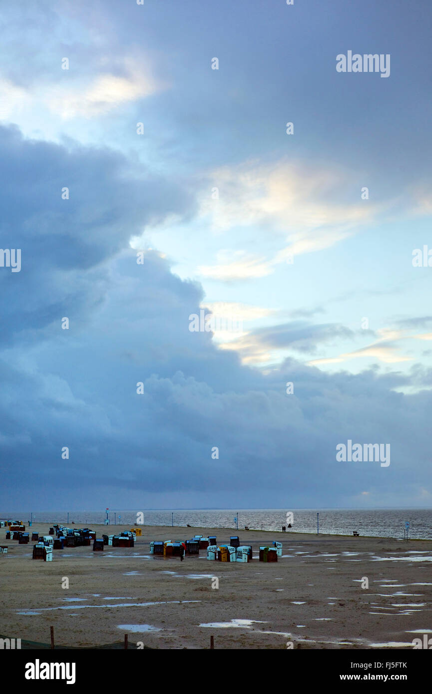 Coperto e sedie da spiaggia in vimini sulla costa del Mare del Nord, alla fine della stagione, Germania, Bassa Sassonia, Neuharlingersiel Foto Stock