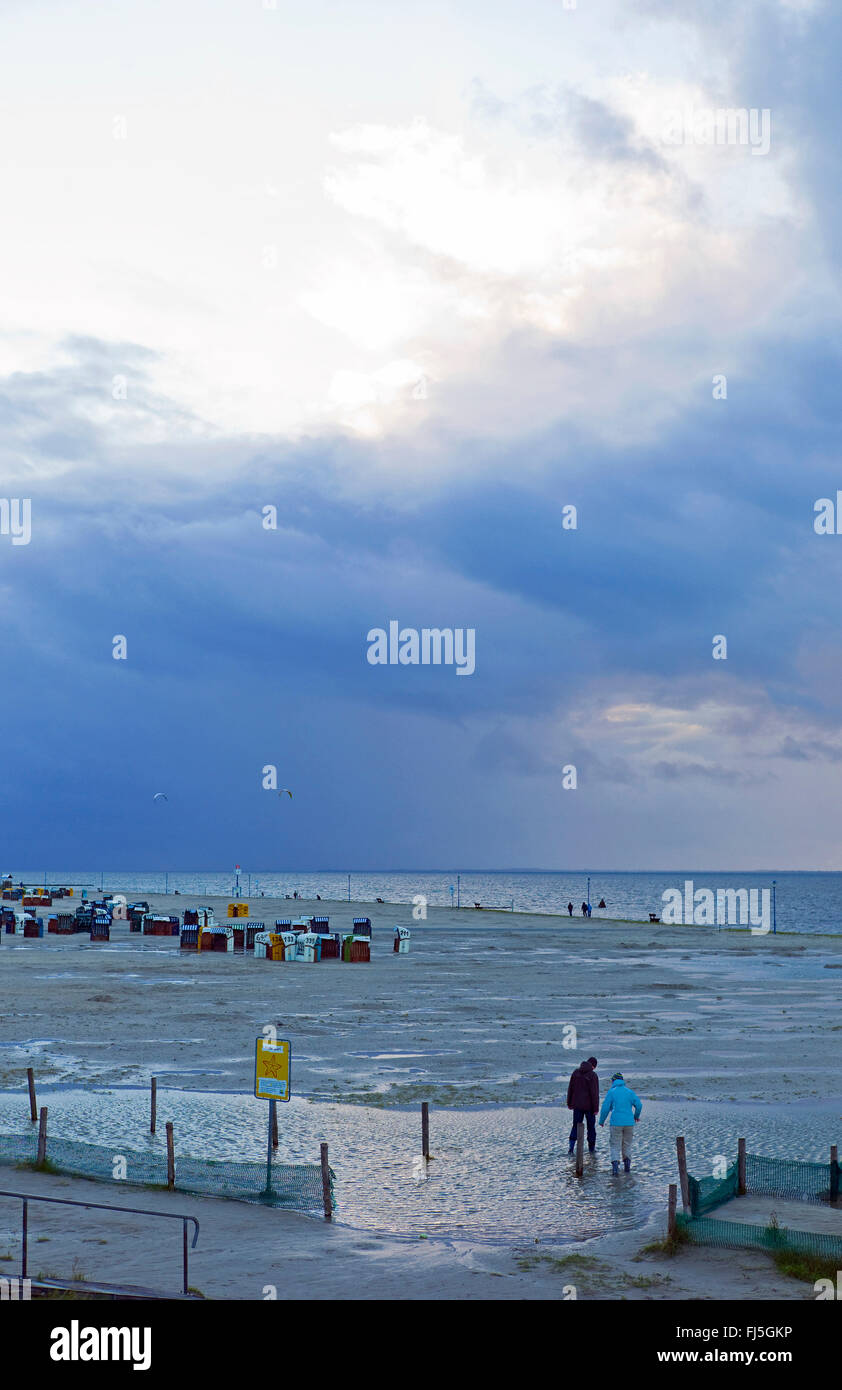 Coperto e sedie da spiaggia in vimini sulla costa del Mare del Nord, alla fine della stagione, Germania, Bassa Sassonia, Neuharlingersiel Foto Stock