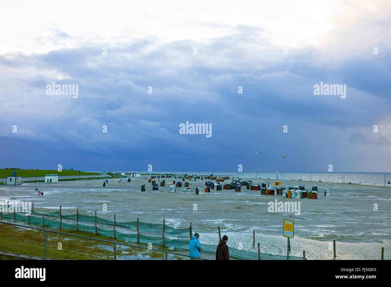 Coperto e sedie da spiaggia in vimini sulla costa del Mare del Nord, alla fine della stagione, Germania, Bassa Sassonia, Neuharlingersiel Foto Stock