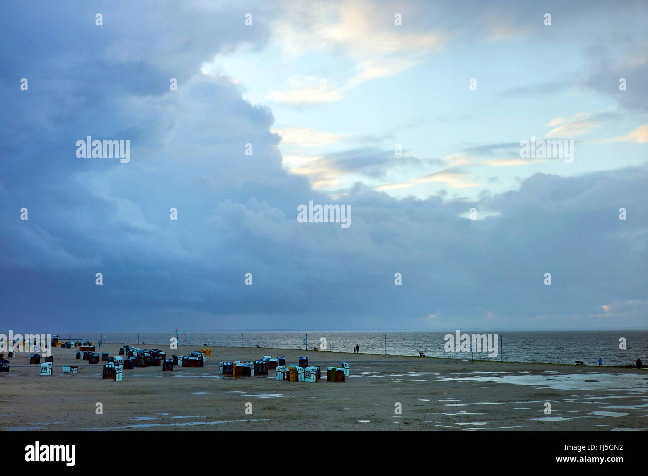 Coperto e sedie da spiaggia in vimini sulla costa del Mare del Nord, alla fine della stagione, Germania, Bassa Sassonia, Neuharlingersiel Foto Stock