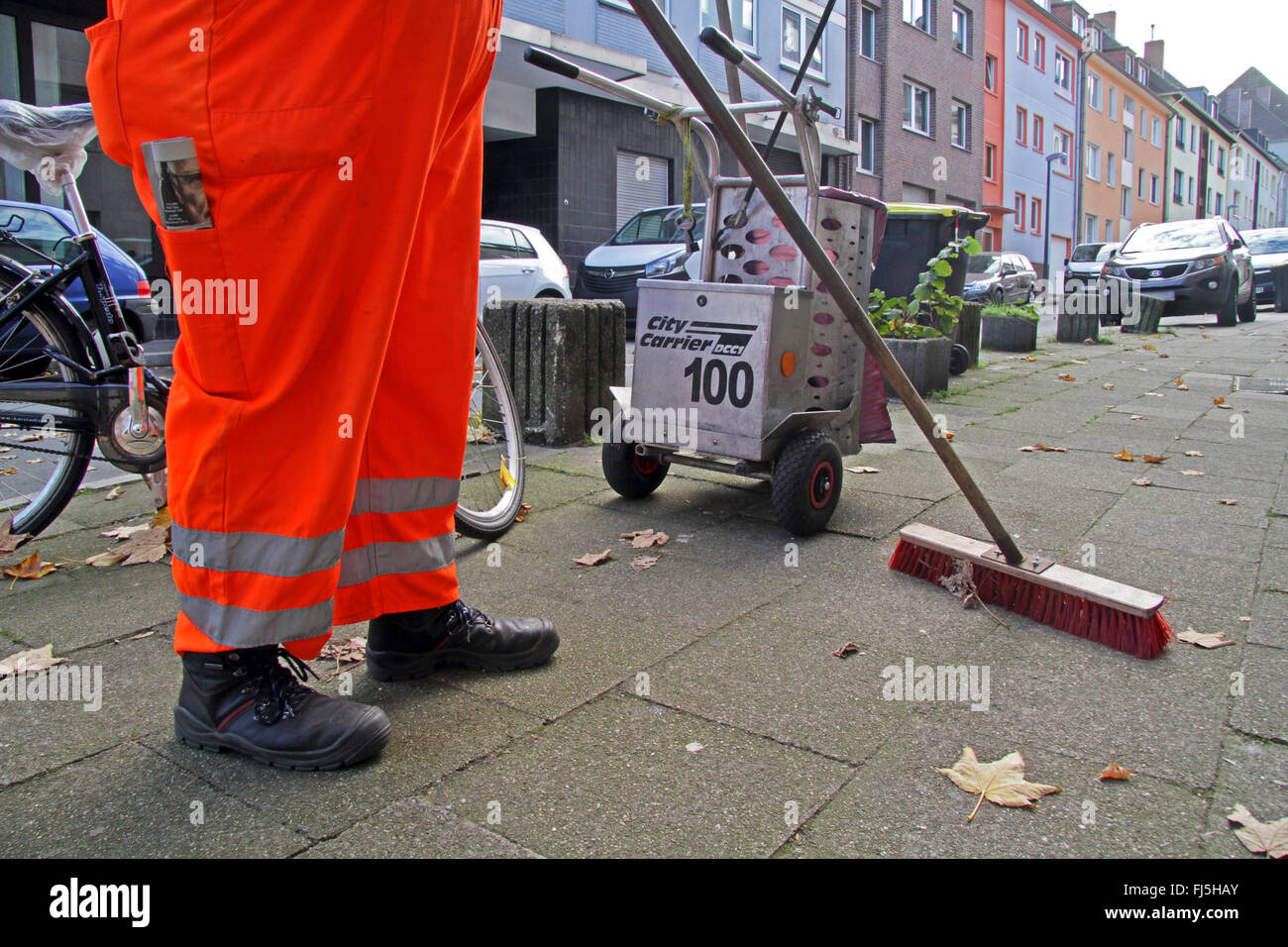 Pulitore di via spazzare il marciapiede, Germania Foto Stock