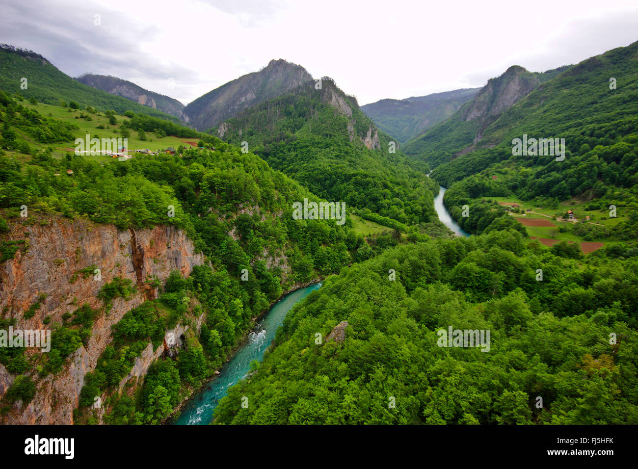 Vista dal ponte di Tara al fiume Tara canyon e il più lungo e più profondo canyon in Europa, Montenegro, Parco Nazionale Durmitor Foto Stock