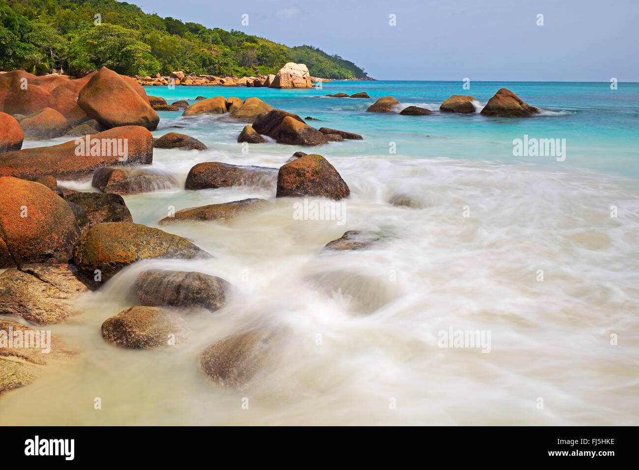 Rocce di granito presso la spiaggia di Anse Lazio in serata, Seychelles, Praslin Foto Stock