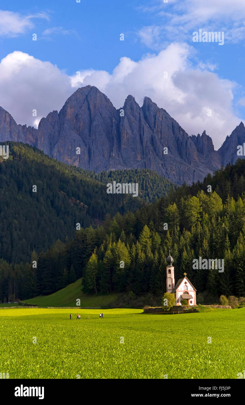 Solitaria chiesa chiamato Rainui nella valle delle Dolomiti italiane borgo della Val di Funes, Italia, Alto Adige, Dolomiti Foto Stock