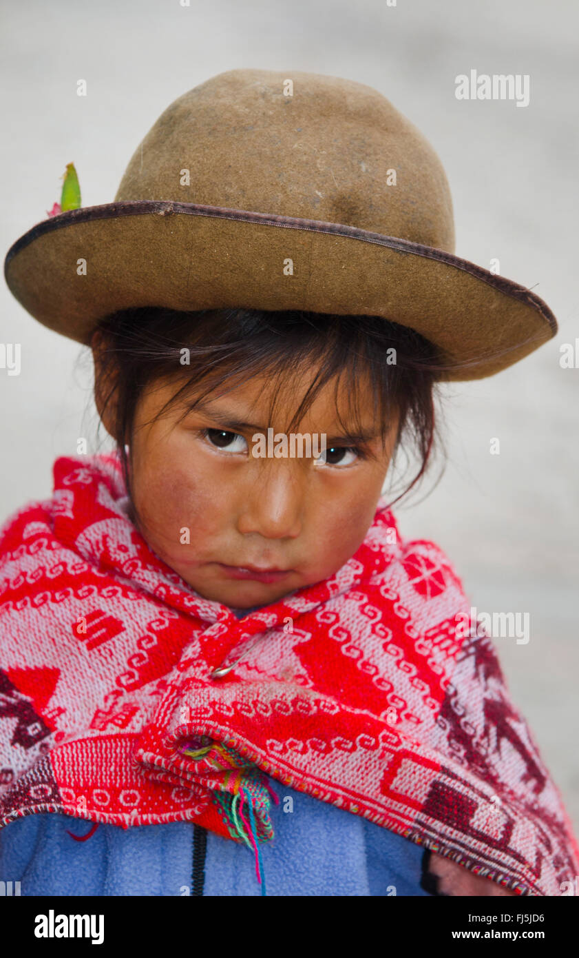 Bambina in tradiotional abbigliamento, ritratto di un bambino, Perù, Pisaq Foto Stock
