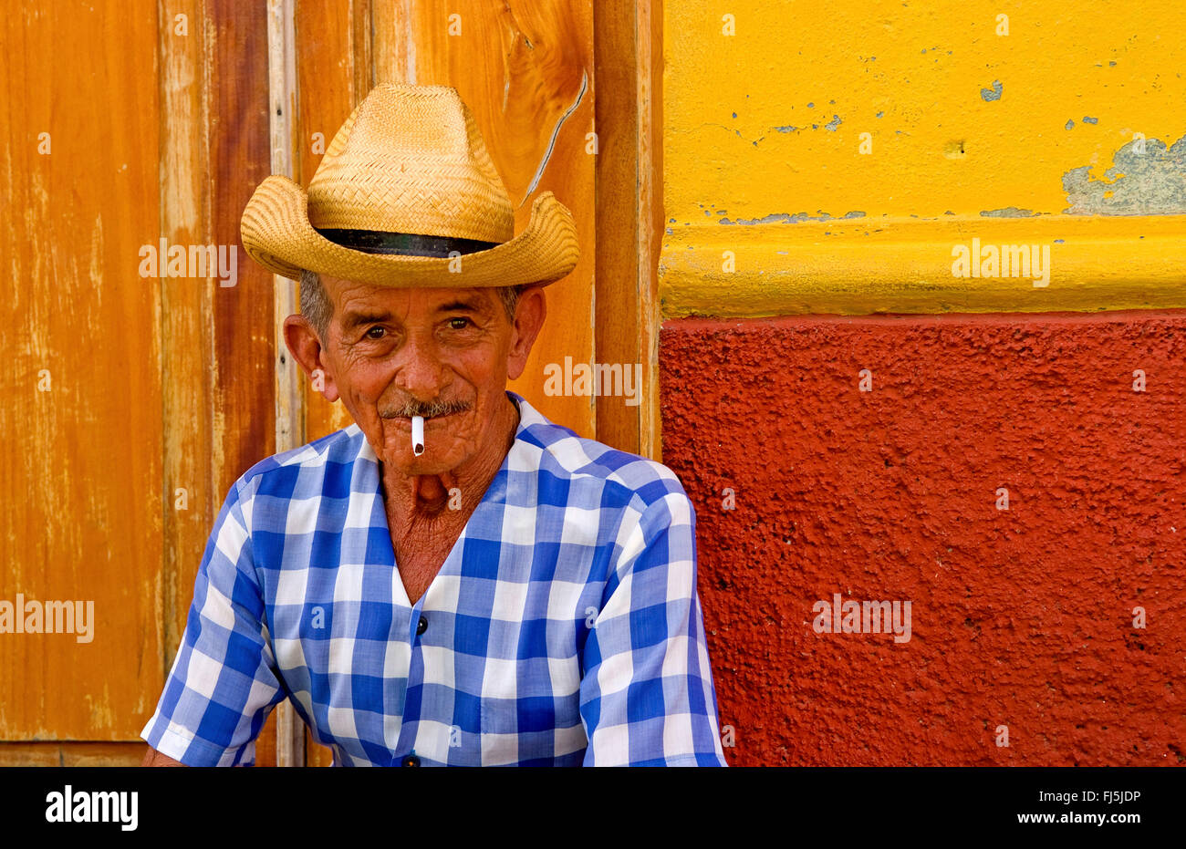 Il fumo vecchio cowboy, ritratto, Cuba Trinidad Foto Stock