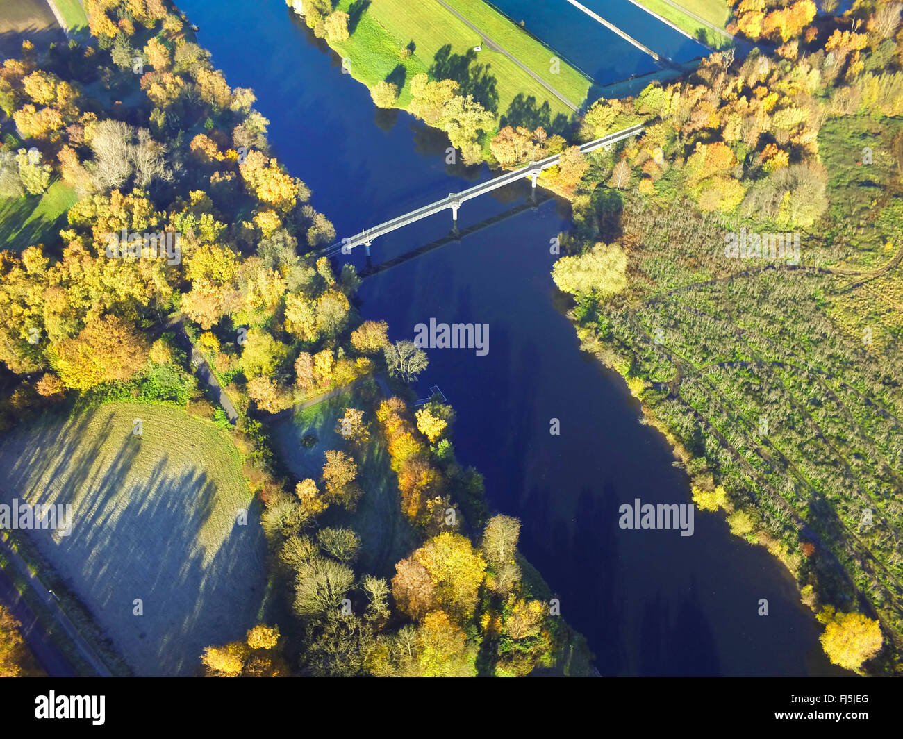 Vista aerea a valle della Ruhr con Nachtigall bridge e l'estrazione di acqua in autunno, in Germania, in Renania settentrionale-Vestfalia, la zona della Ruhr, Witten Foto Stock