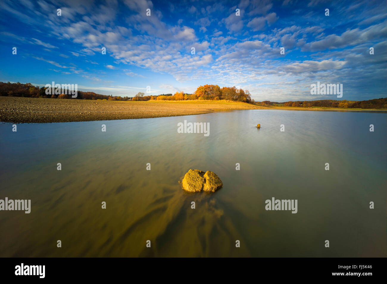 Autunno umore in un lago, in Germania, in Sassonia, Jocketa, Talsperre Poehl Foto Stock
