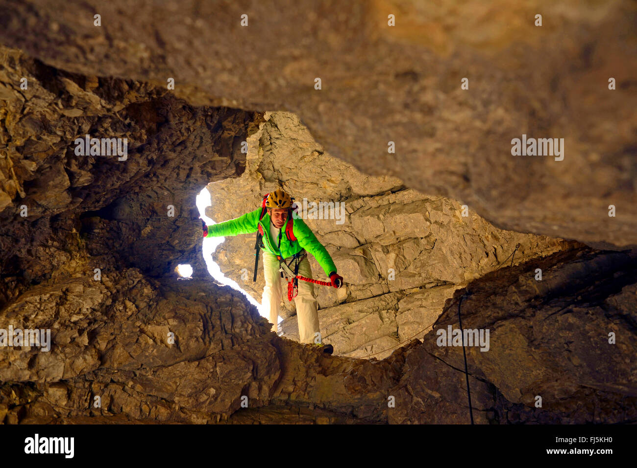 Scalatore in una finestra di roccia, via ferrata nel canyon di Etroits, Francia, Hautes Alpes, Saint Etienne en Devoluy Foto Stock