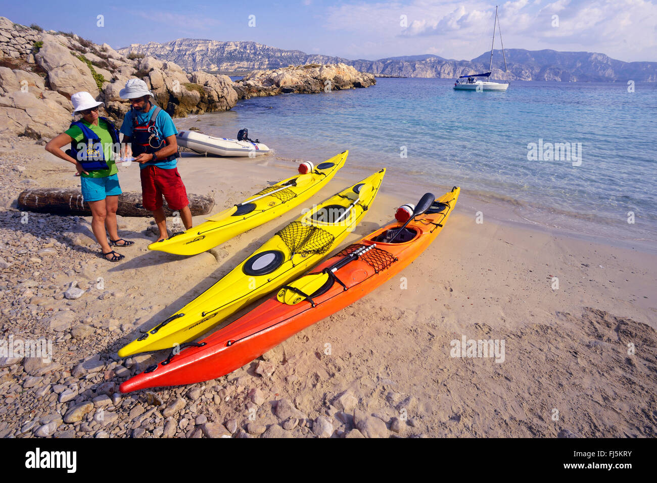 Tre kayak da mare in una baia, Francia Provenza, Calanques National Park, La Ciotat Foto Stock