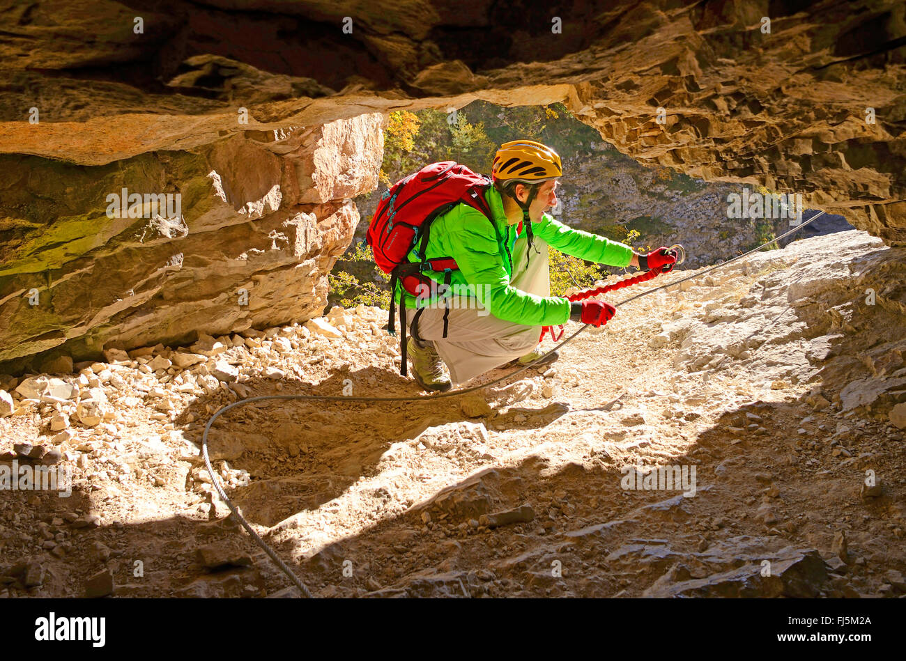 Scalatore in una finestra di roccia, via ferrata nel canyon di Etroits, Francia, Hautes Alpes, Saint Etienne en Devoluy Foto Stock