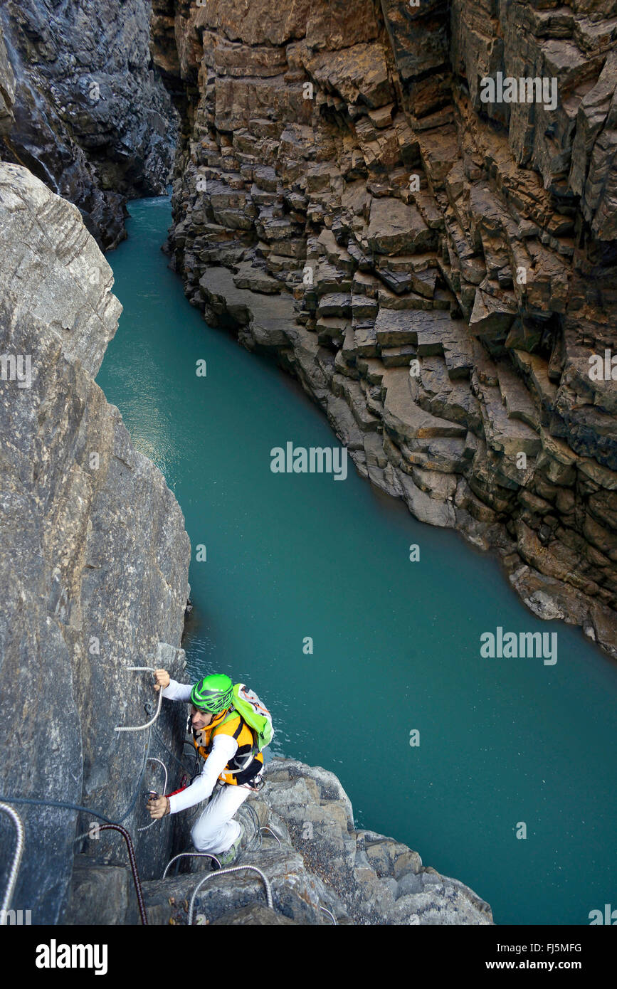 Scalatore sulla via ferrata sopra il lago del Sautet, Francia, Corps Foto Stock