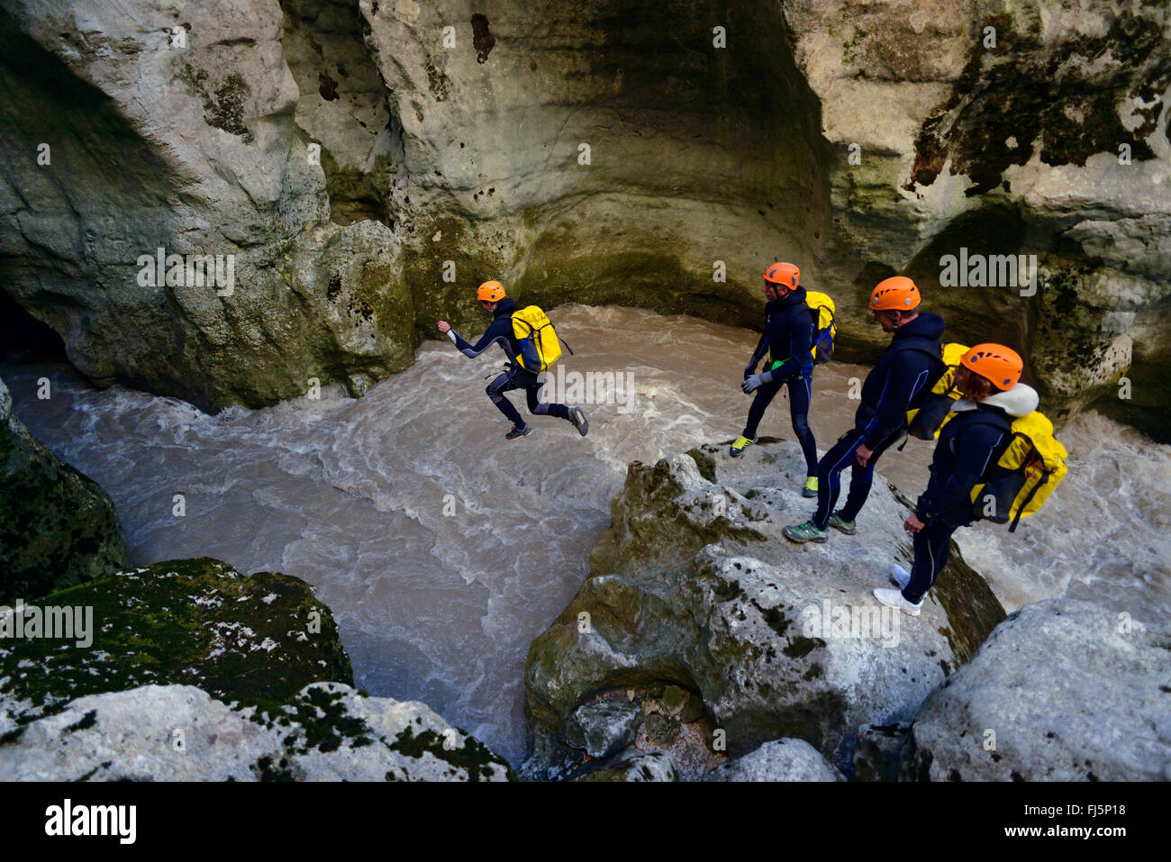 Gruppo saltando nel fiume selvaggio nel gran canyon del Verdon, Francia Provenza, Verdon Foto Stock