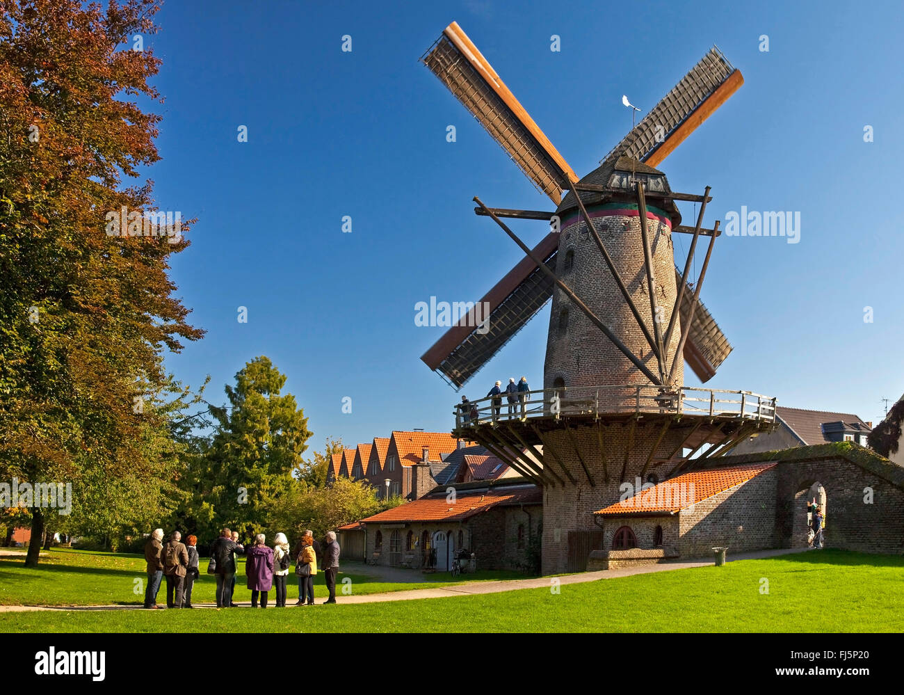 Gruppo di turisti davanti al mulino Kriemhild in Xanten, in Germania, in Renania settentrionale-Vestfalia, Basso Reno, Xanten Foto Stock