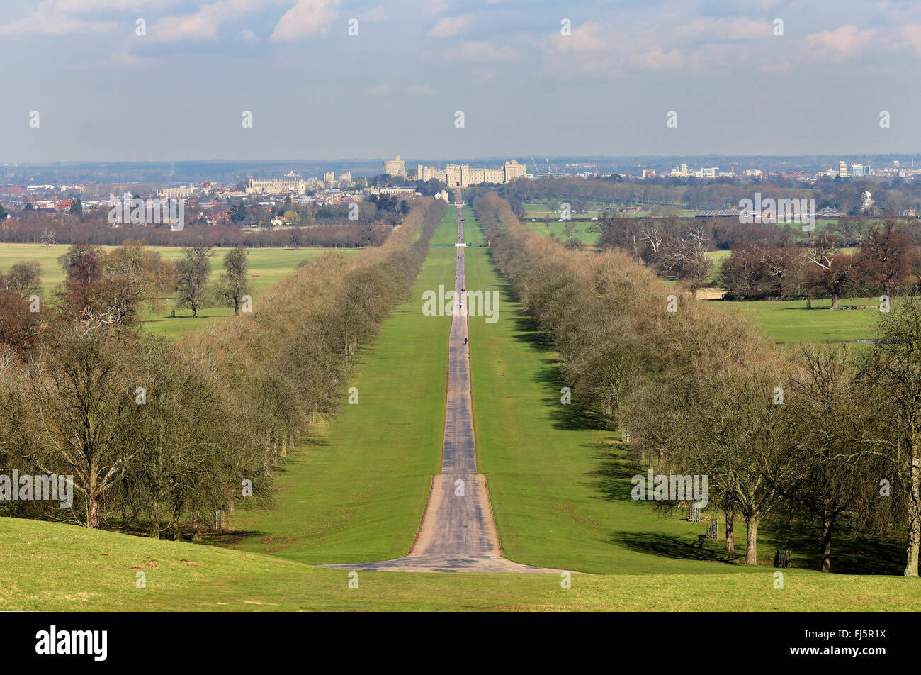 Medievale del Castello di Windsor in Royal County of Berkshire, Inghilterra dalla lunga passeggiata nel grande parco Foto Stock