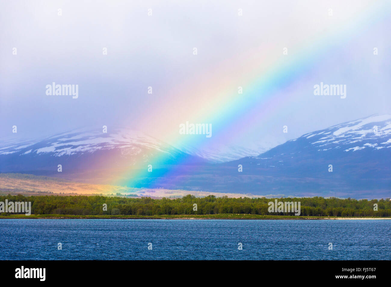 Rainbow su isola Grindoeya, Norvegia, Troms, Tromsoe, Kvaloeya, Grindoeya, Sandnessund, Norvegia, Troms Foto Stock
