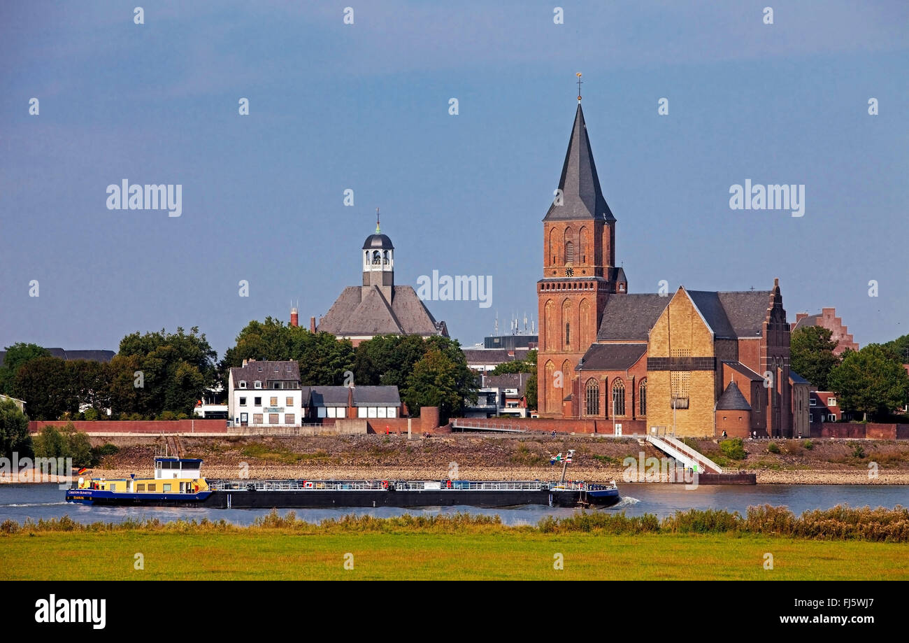 Nave da trasporto sul Reno, Christuskirche e Martinikirche di Emmerich in background, in Germania, in Renania settentrionale-Vestfalia, Basso Reno, Emmerich Foto Stock