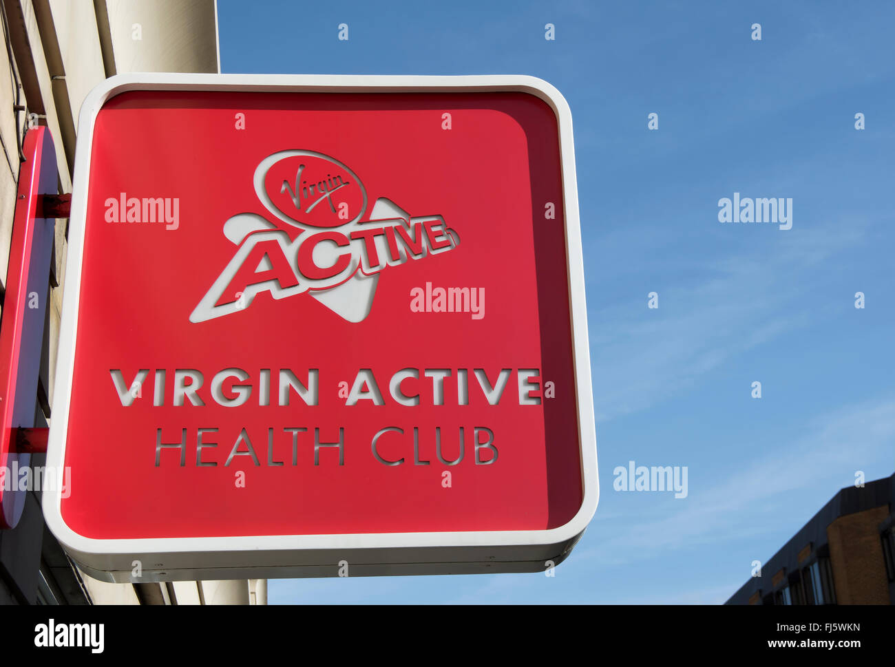 Cartello pubblicitario da appendere con il nome e il logo di Virgin Active Health Club, Wimbledon, a sud-ovest di Londra - Inghilterra Foto Stock