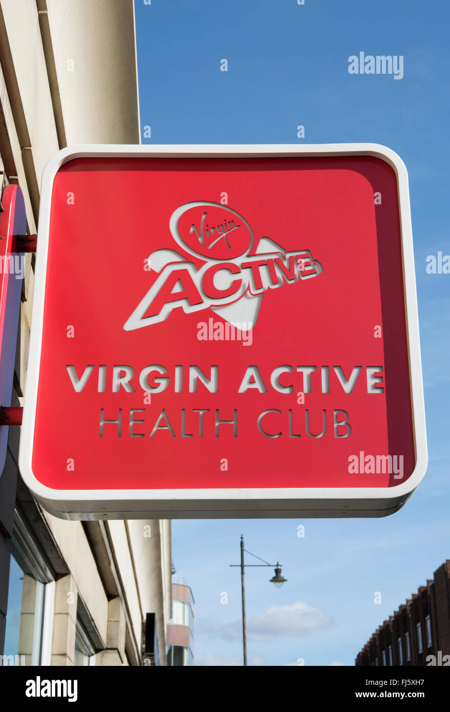 Cartello pubblicitario da appendere con il nome e il logo di Virgin Active Health Club, Wimbledon, a sud-ovest di Londra - Inghilterra Foto Stock