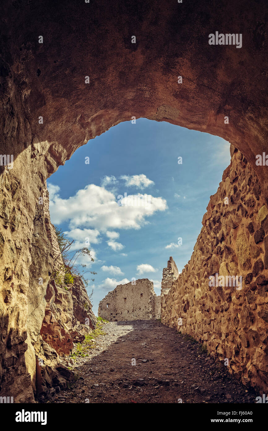 Vista pittoresca con ombrosi arcade e cinta fortificata medievale della cittadella Rupea, primo attestato nel 1324, uno dei più antichi Foto Stock