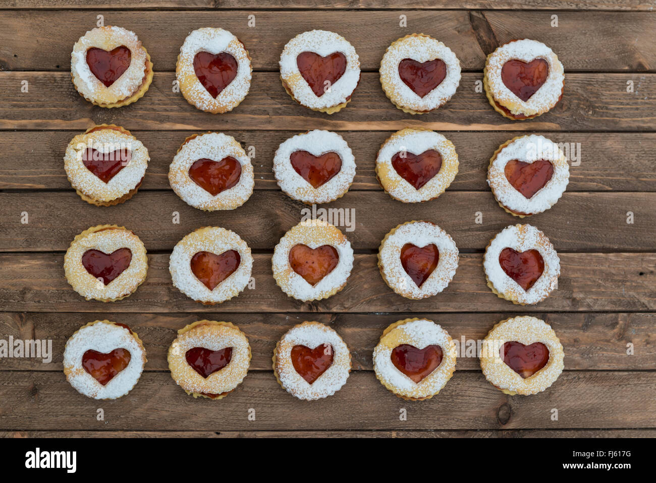 Sandwich di marmellata biscotti (Linzer biscotti). A forma di cuore biscotti di inceppamento. Foto Stock