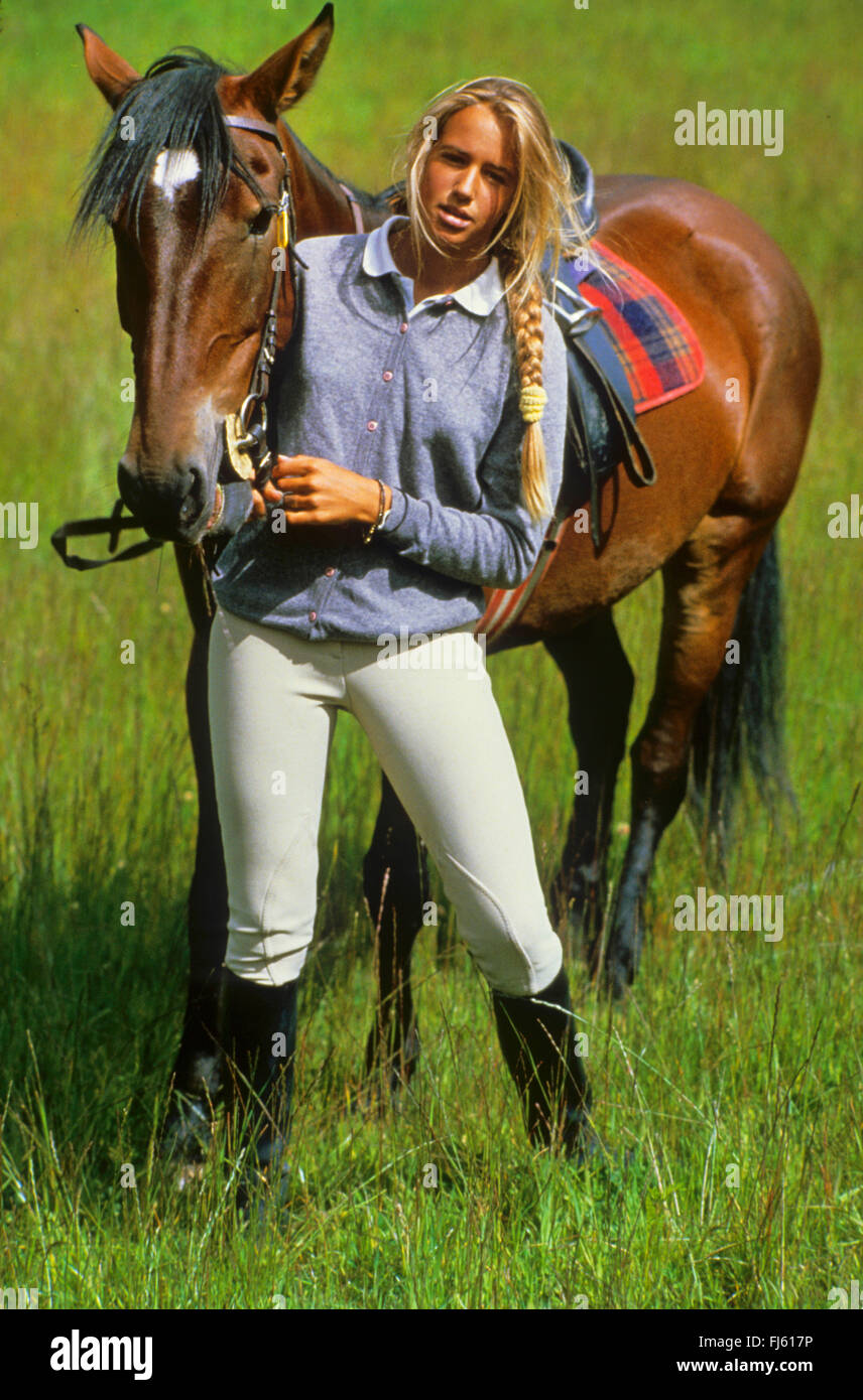 Giovane donna e cavallo, Francia Foto Stock