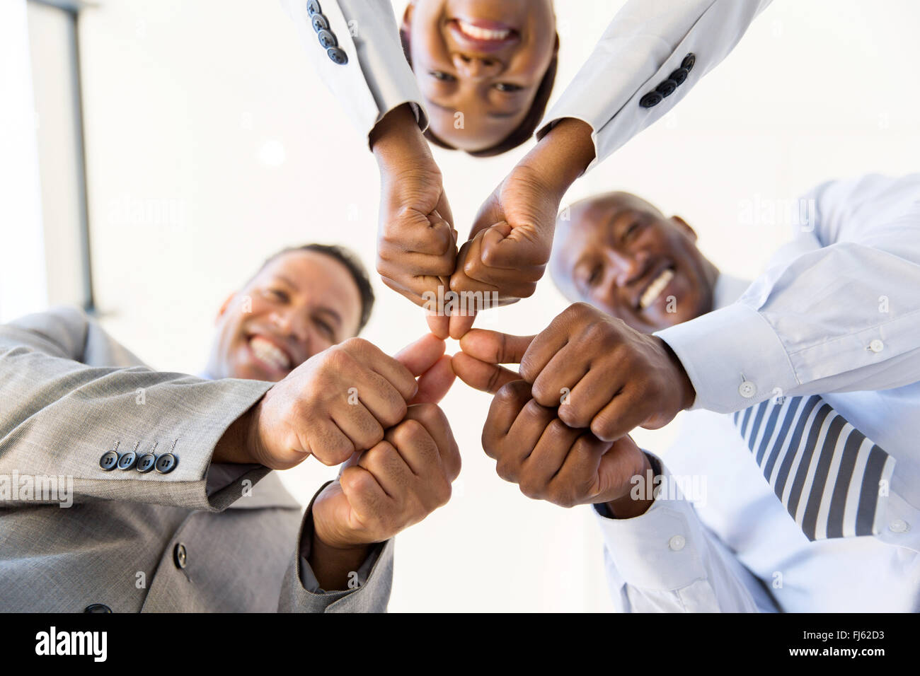 Sotto visualizza i collaboratori con i pollici uniti insieme Foto Stock