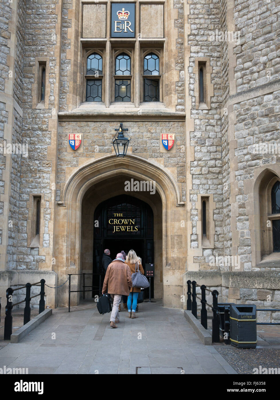 Ingresso per i gioielli della corona la costruzione presso la Torre di Londra, Inghilterra, costruita come una fortezza da Guglielmo il Normanno. Foto Stock